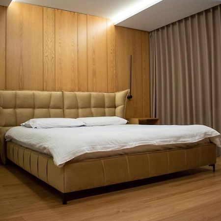 Bocca Hotel Korce Bagian luar foto