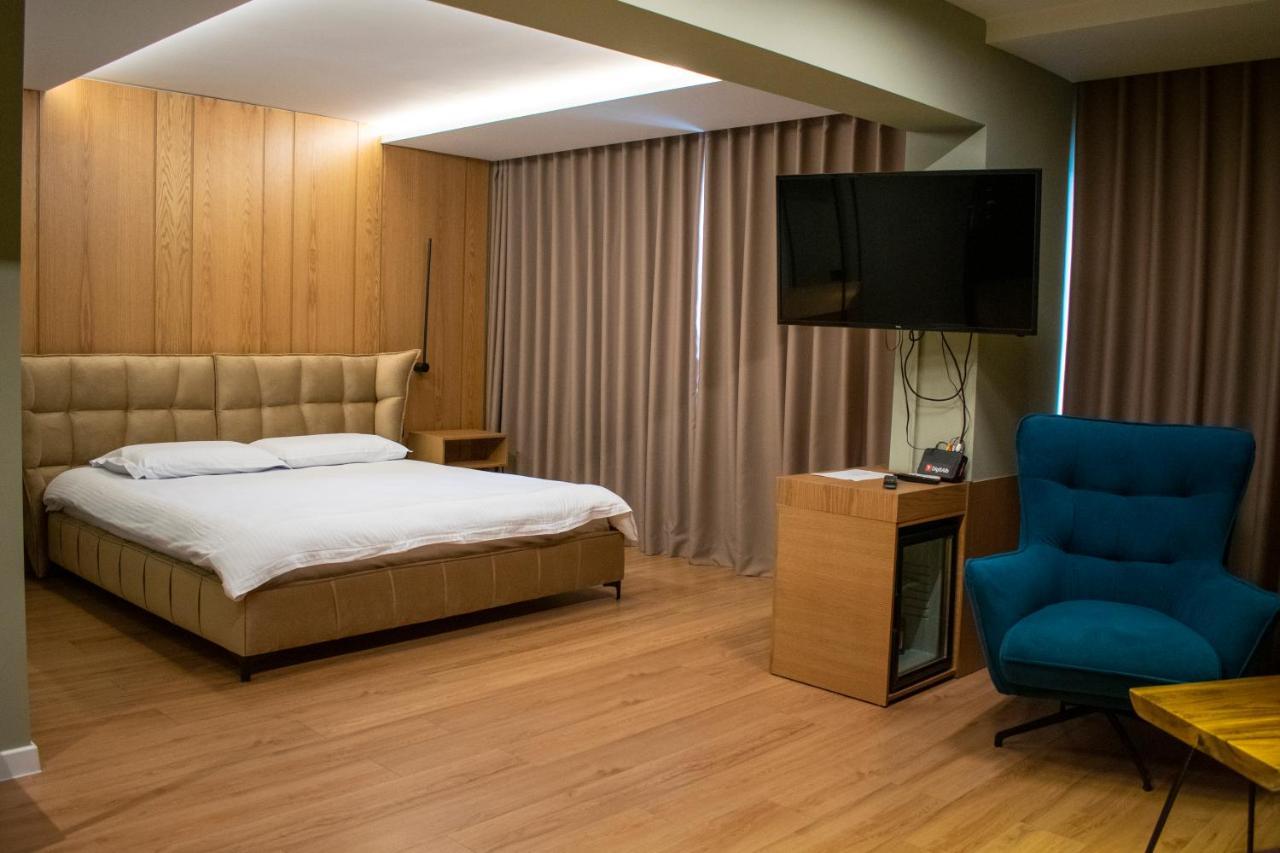Bocca Hotel Korce Bagian luar foto