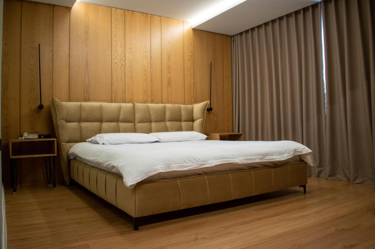 Bocca Hotel Korce Bagian luar foto