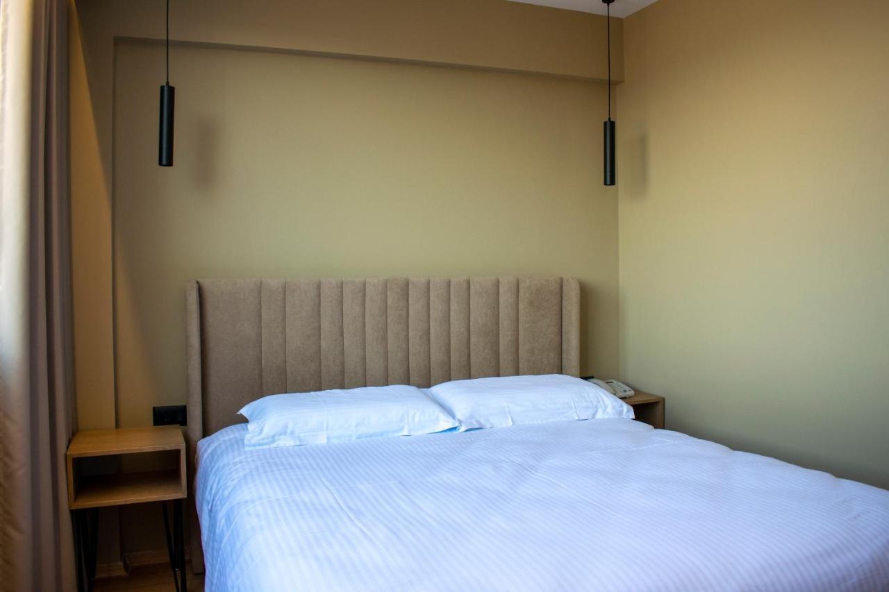 Bocca Hotel Korce Bagian luar foto