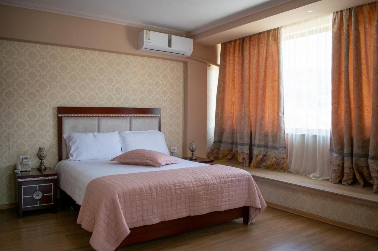 Bocca Hotel Korce Bagian luar foto