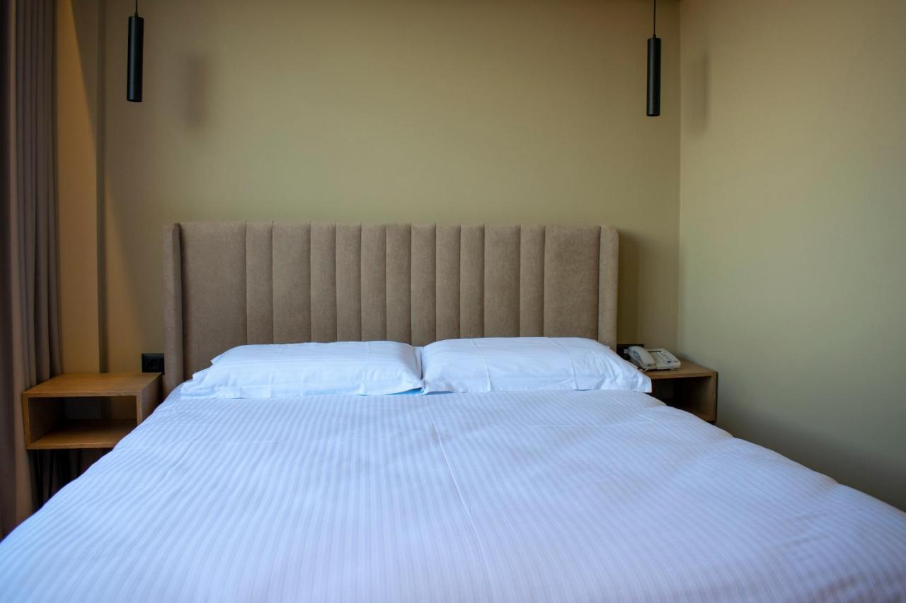 Bocca Hotel Korce Bagian luar foto
