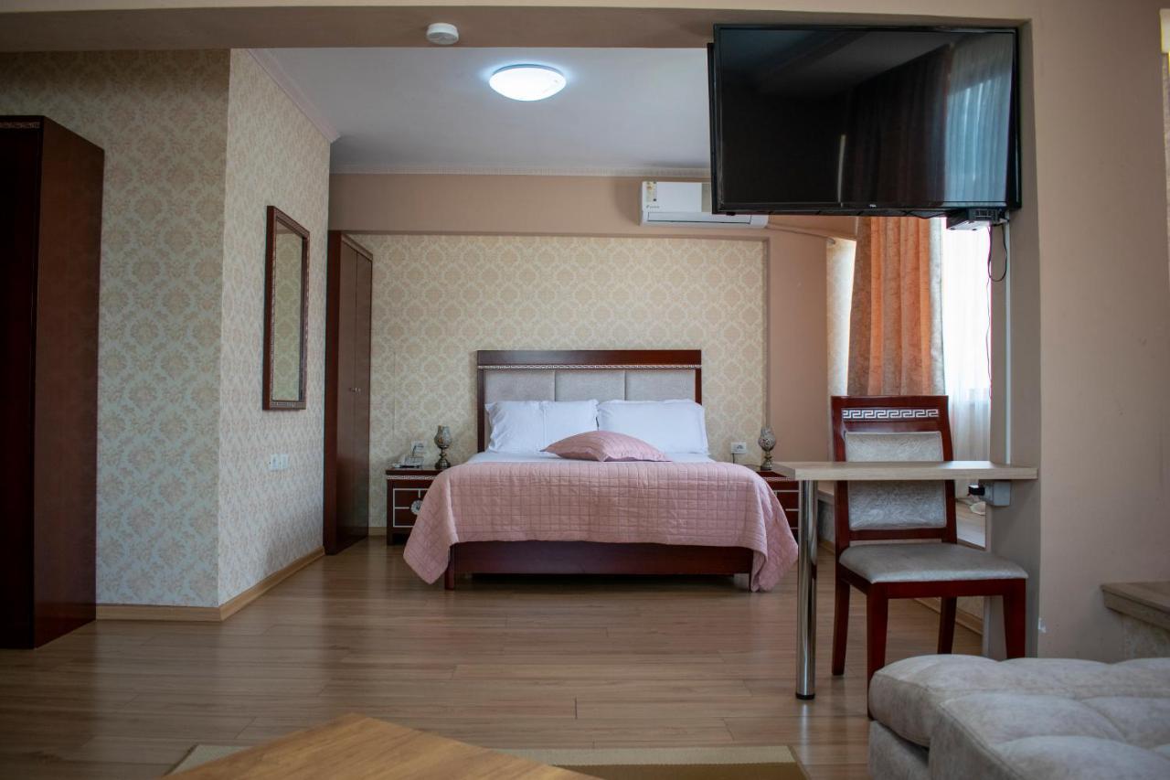 Bocca Hotel Korce Bagian luar foto