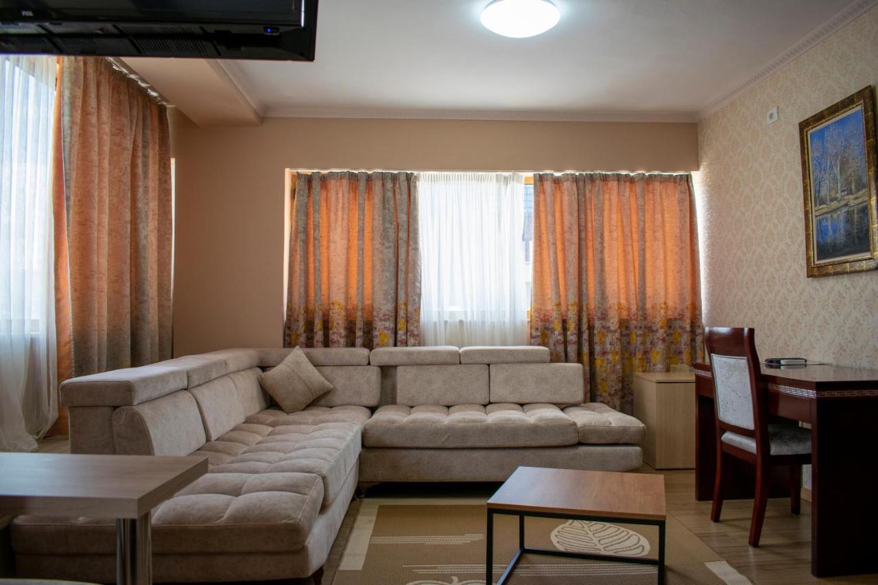 Bocca Hotel Korce Bagian luar foto